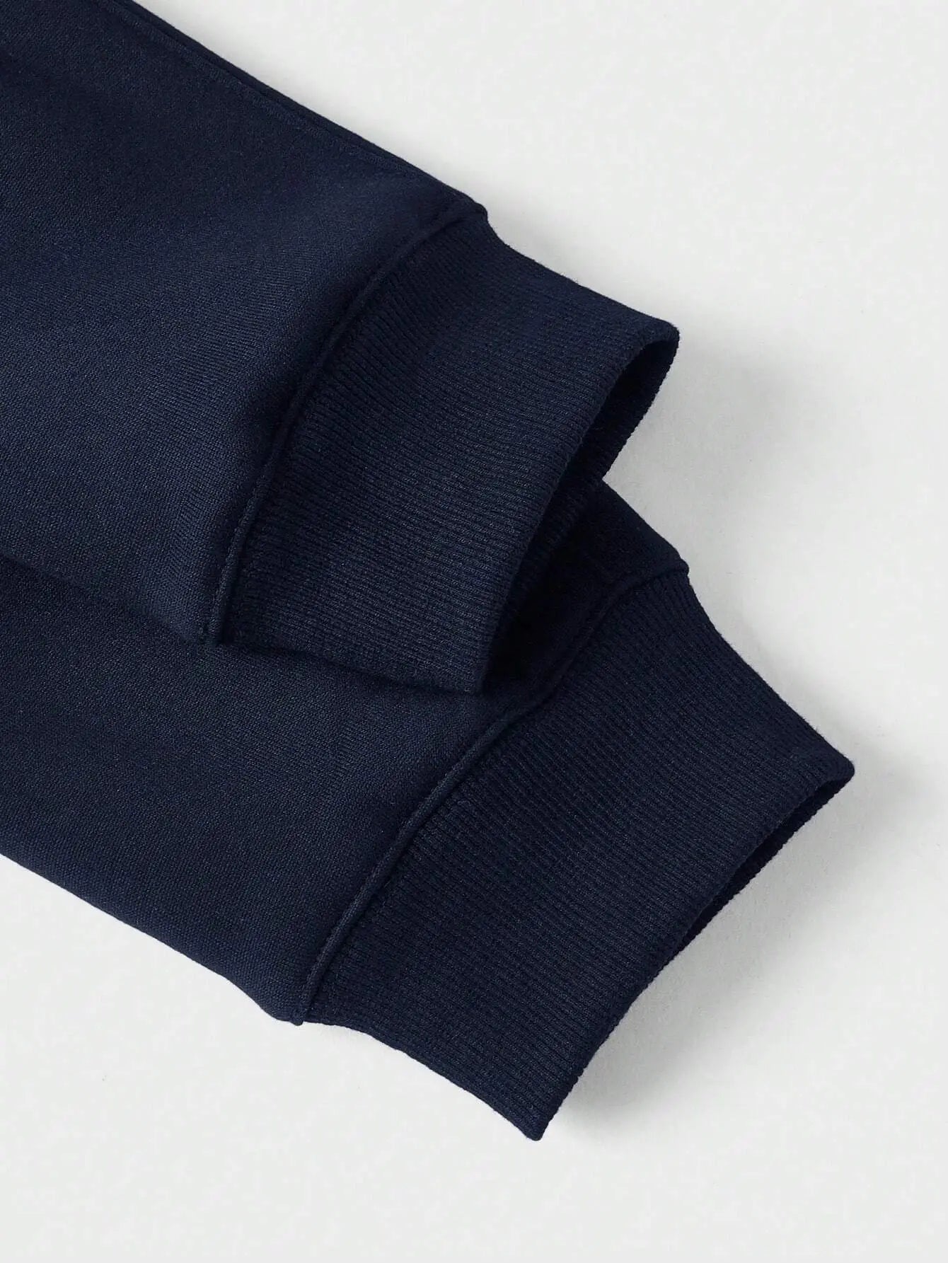 Herre genser i grønn, med halv-zip, for en behagelig stil i hverdagen. Modellen står avslappet.