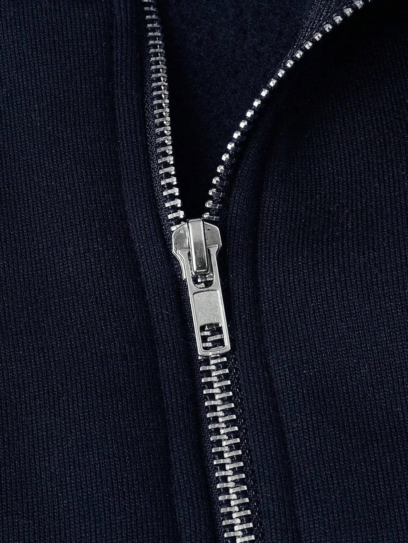 Stack av flere halv-zip gensere i ulike farger (blå, grå, grønn). Viser casual mote for herre.
