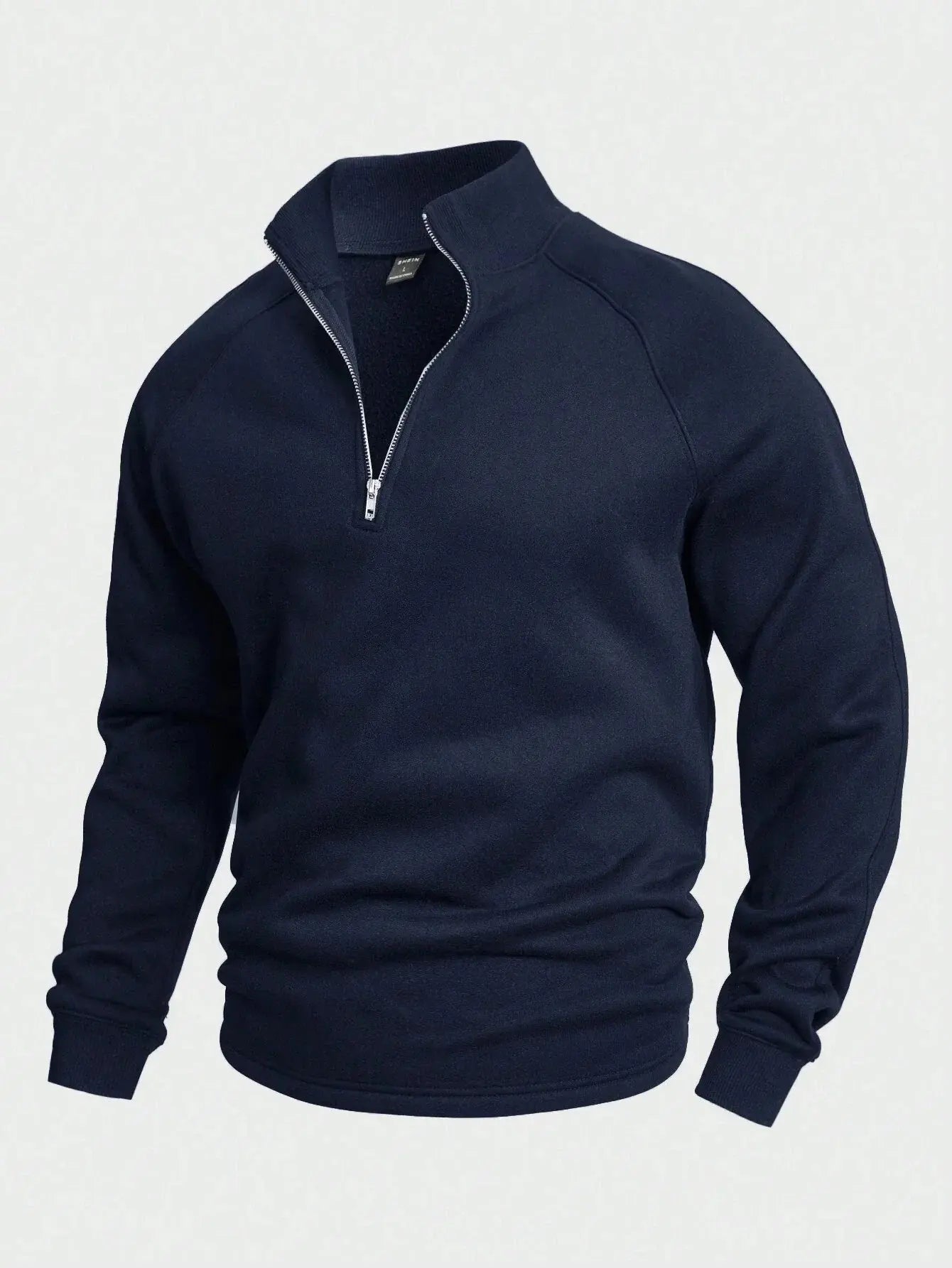 Baksidebilde av herregenseren med halv-zip, som viser dens stilrene design og passform.