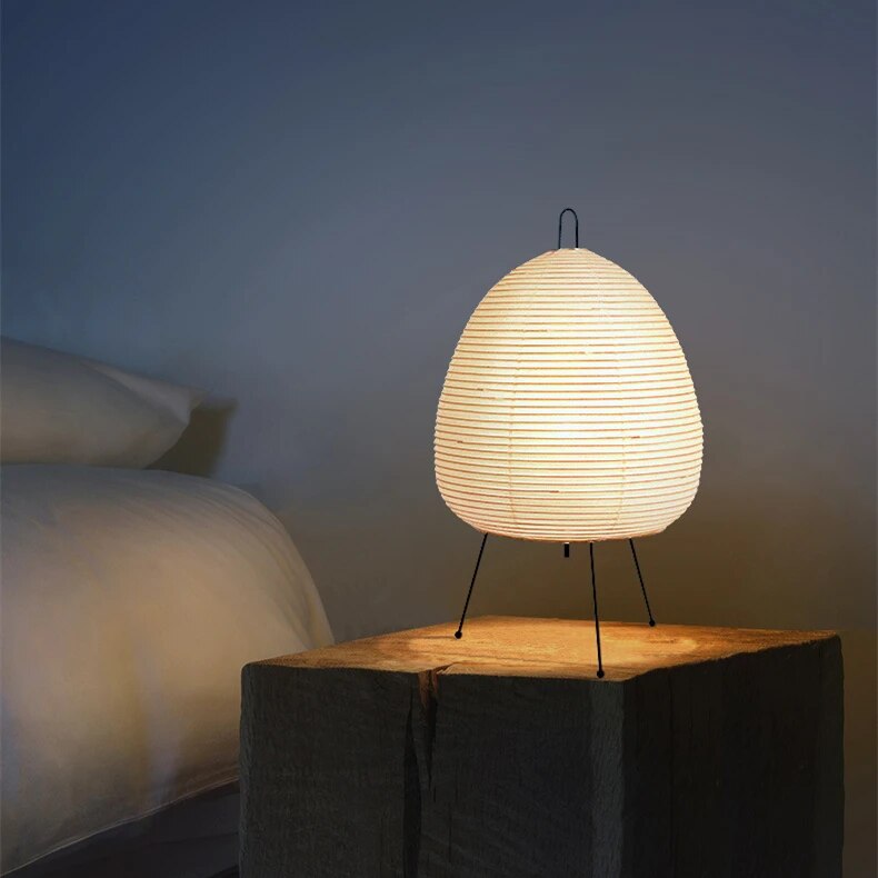 "Stilren japansk rispapirlampe med moderne LED-design, skaper en avslappende atmosfære i ethvert rom."