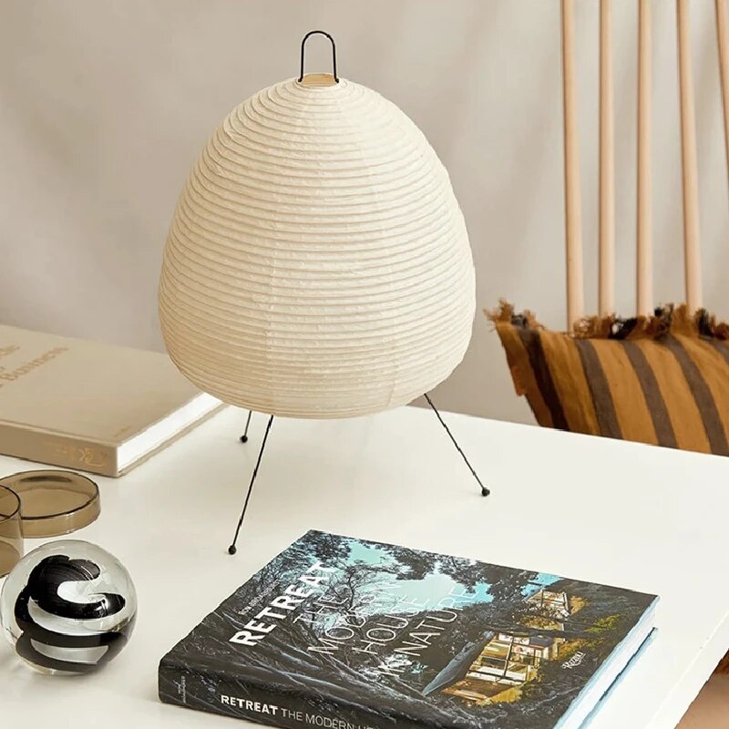 "Stilren japansk rispapirlampe med moderne LED-design, skaper en avslappende atmosfære i ethvert rom."