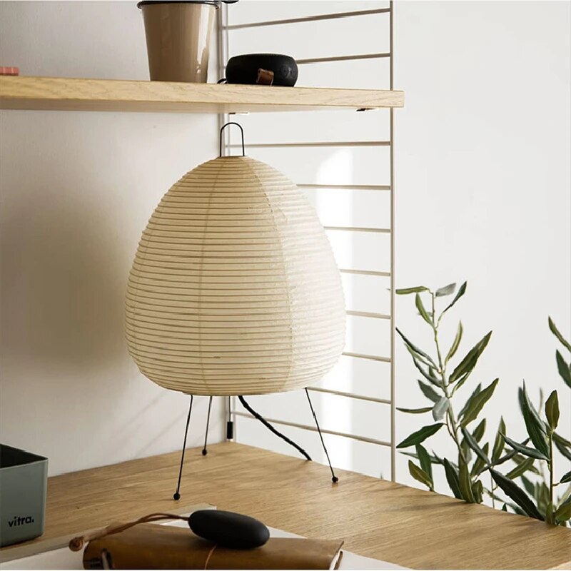 "Stilren japansk rispapirlampe med moderne LED-design, skaper en avslappende atmosfære i ethvert rom."