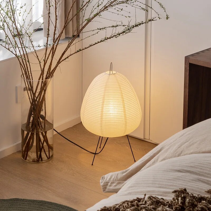 "Stilren japansk rispapirlampe med moderne LED-design, skaper en avslappende atmosfære i ethvert rom."