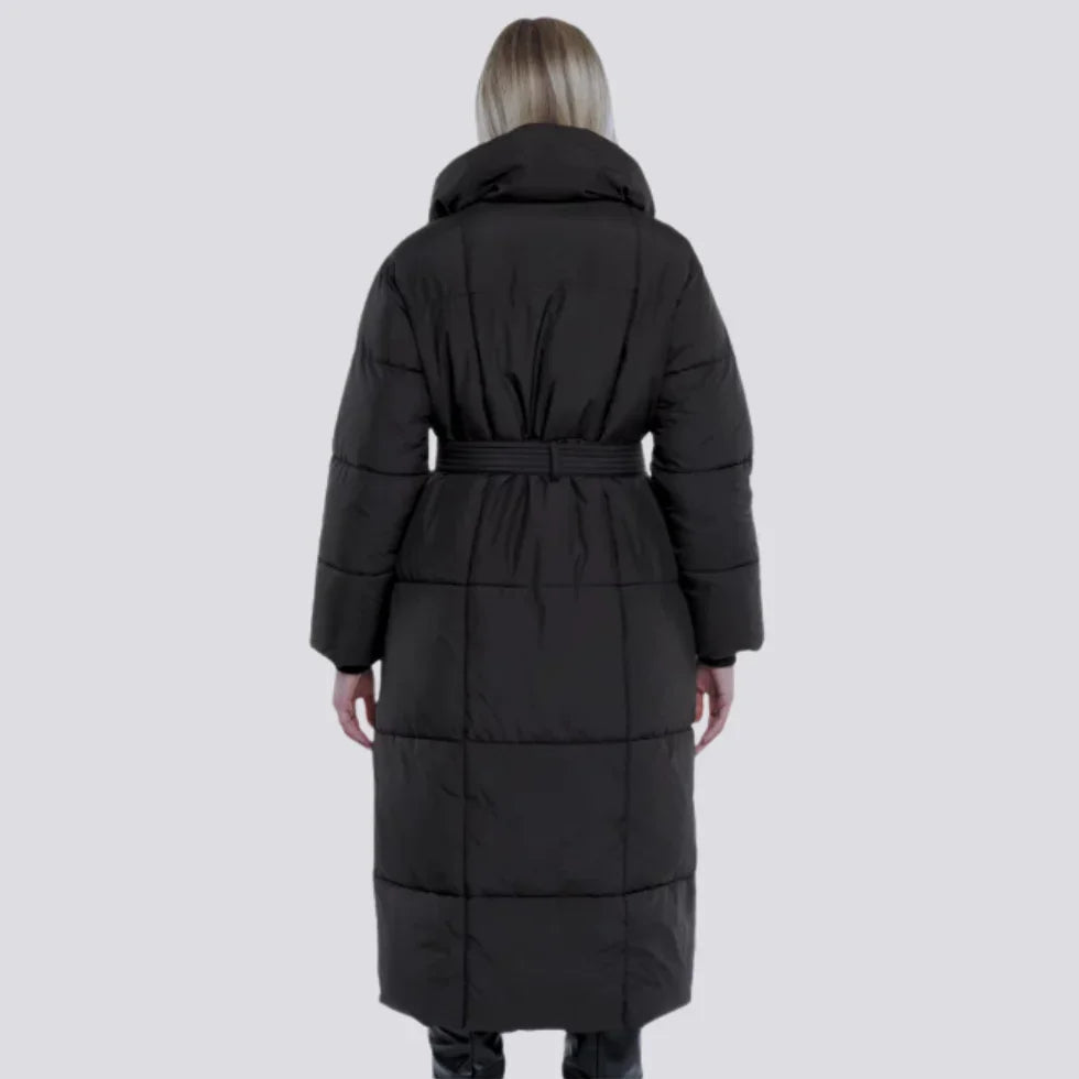 Elegant langline pufferjakke for kvinner med belte. Varm og moderne kvinneklær design, ideell for kalde dager.