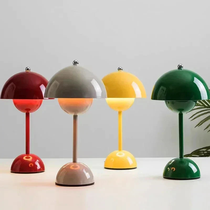 "Stilren LED-bordlampe med metallfot og akrylskjerm, oppladbar via USB, kompakt design, berøringskontroll"