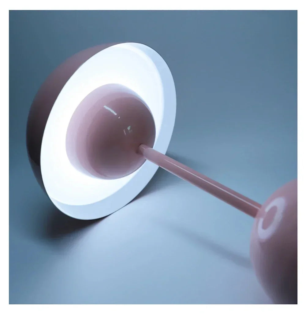 "Stilren LED-bordlampe med metallfot og akrylskjerm, oppladbar via USB, kompakt design, berøringskontroll"
