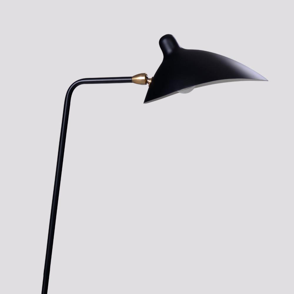 "Stilren svart gulvlampe med skulpturelle linjer og tre justerbare armer, ideell for moderne interiørdesign."
