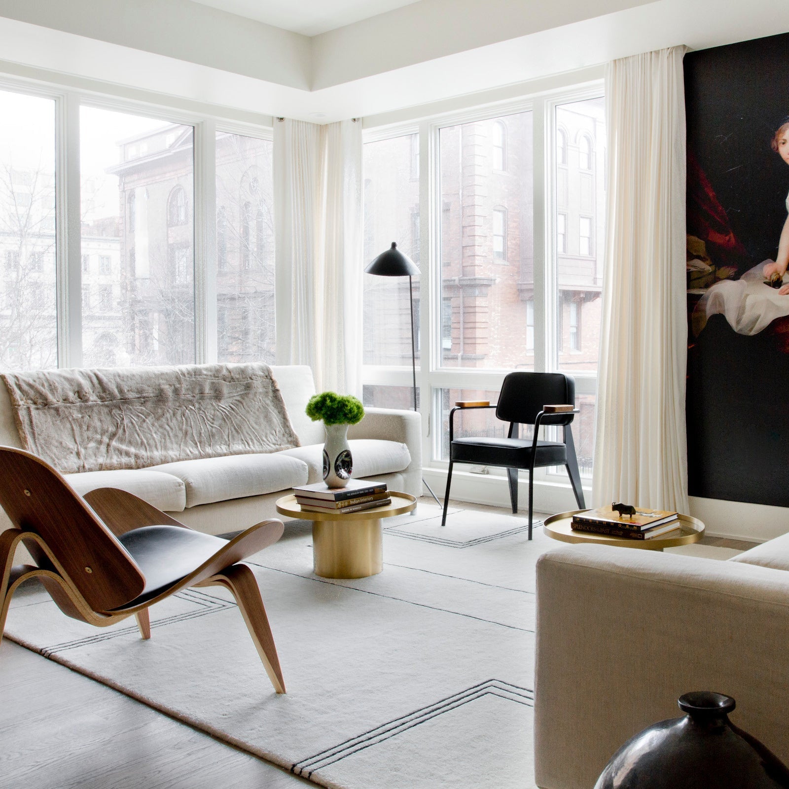 "Stilren svart gulvlampe med skulpturelle linjer og tre justerbare armer, ideell for moderne interiørdesign."