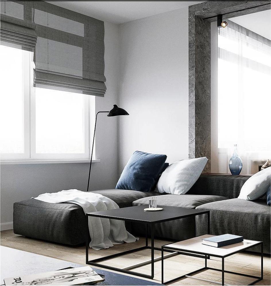 "Stilren svart gulvlampe med skulpturelle linjer og tre justerbare armer, ideell for moderne interiørdesign."
