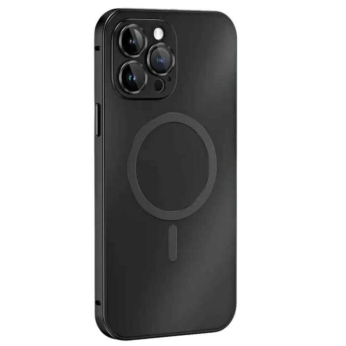 Mann som holder iPhone med metall deksel, illustrerer slankt design og komfortabelt grep