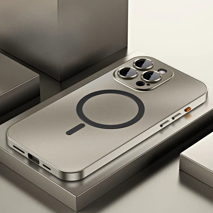 Metall iPhone deksel som ligger på en overflate, viser dets tynne profil og elegante finish