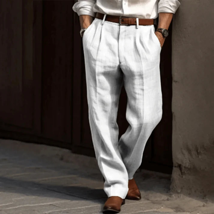 Tidløs herrebukse med elegant nålstripe, gir en komfortabel og stilsikker retro look for enhver motebevisst mann.