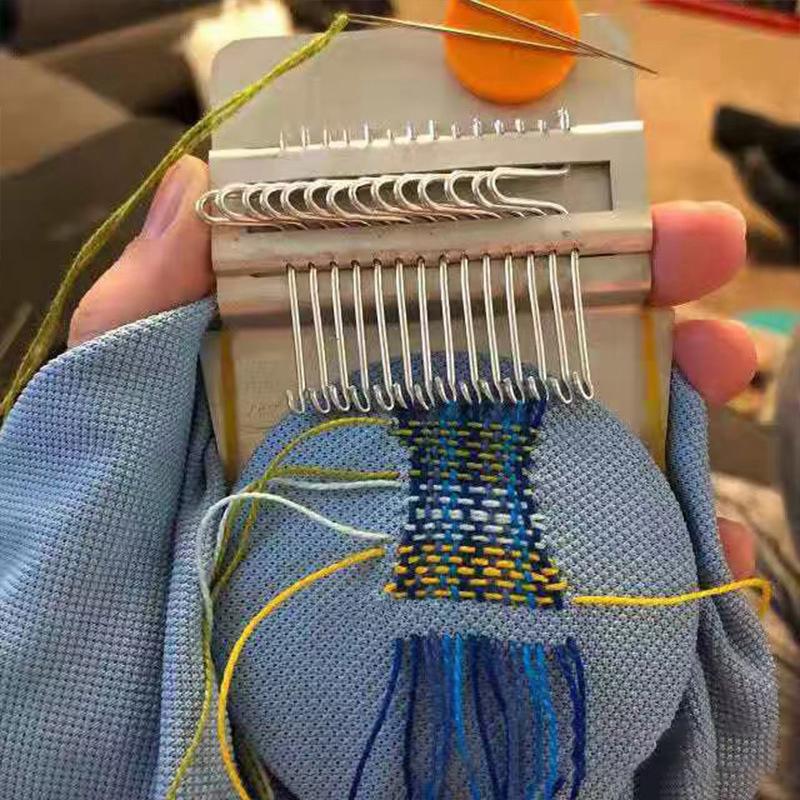 "Stoppevevsett med varierte kroker. Perfekt for reparasjon av små hull og dekorative tekstildesign. Allsidig verktøy."