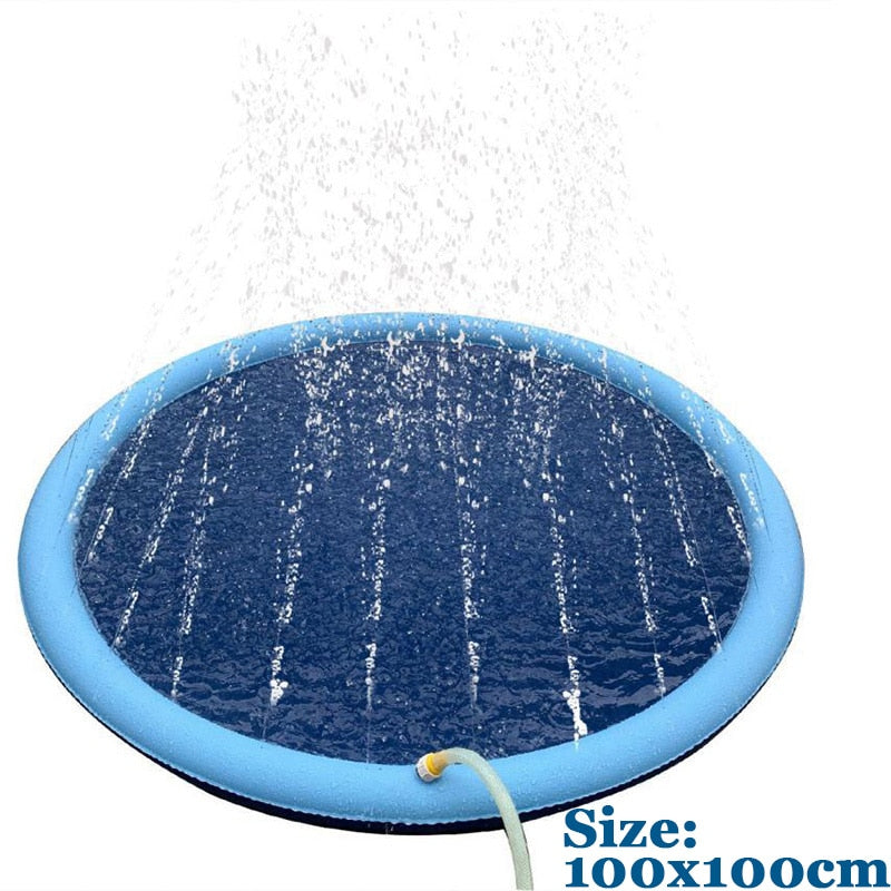 Stor hundesprinklerpute med plass til flere hunder, perfekt for felles vannlek og avkjøling på varme sommerdager.