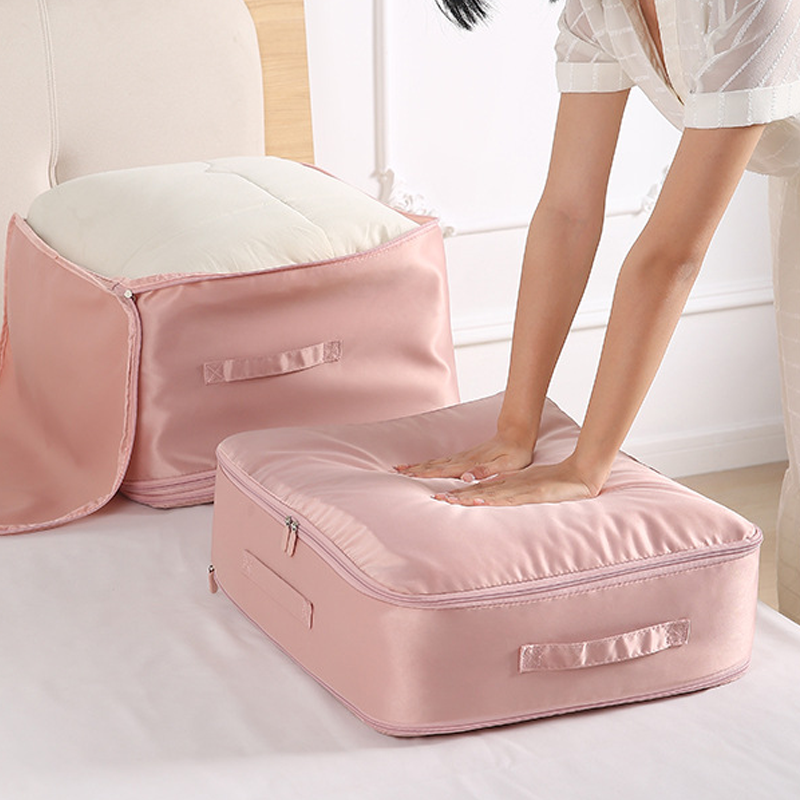 "Stor kompresjons oppbevaringspose i pustende sateng for dyner, med håndtak og glidelås for enkel transport og lagring."