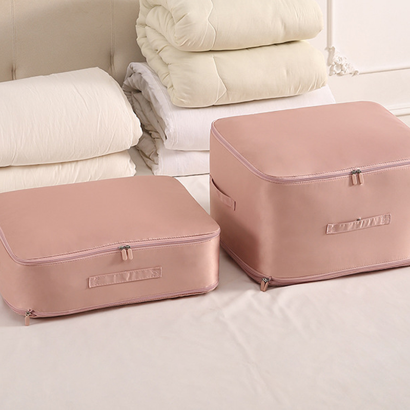 "Stor kompresjons oppbevaringspose i pustende sateng for dyner, med håndtak og glidelås for enkel transport og lagring."