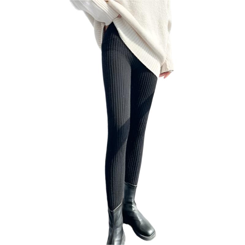 Strikkede ribbeleggings for kvinner, komfortable med høy midje. Perfekt for vinter og fritid.