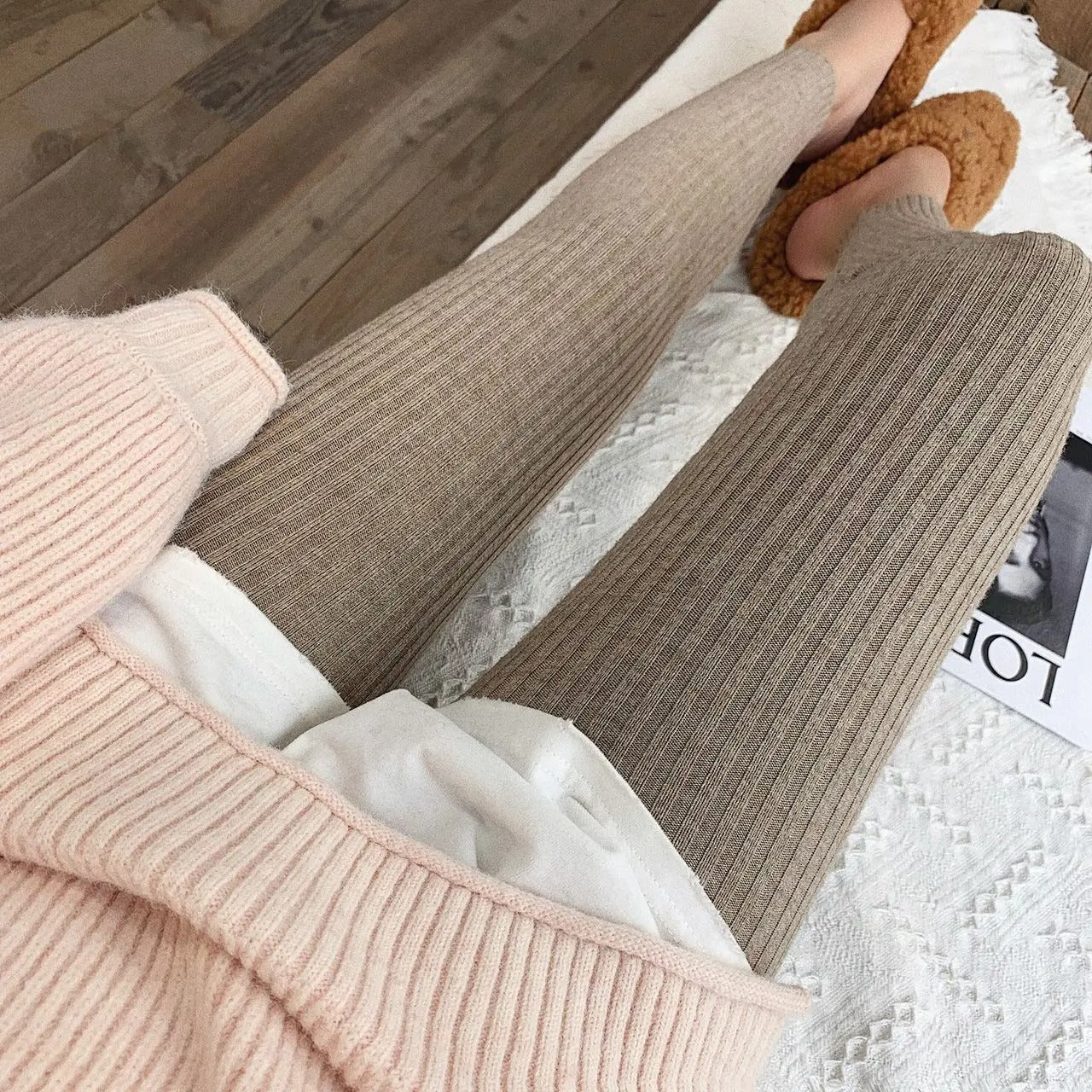 Svarte, ribbete vinterleggings for kvinner. Strikket design med høy midje for optimal komfort.