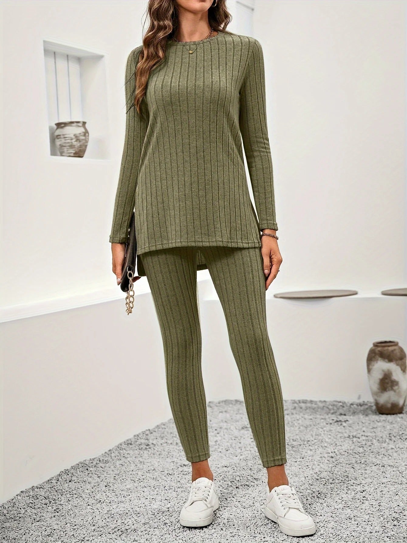 Nærbilde av mykt strikket stoff i et todelt sett for kvinner, detaljer av høy kvalitet, kvinneklær