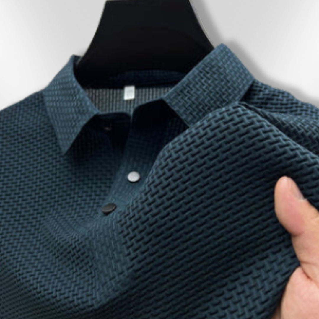 Hele bildet av en strukturert herre polo, viser elegant komfort og moderne snitt.