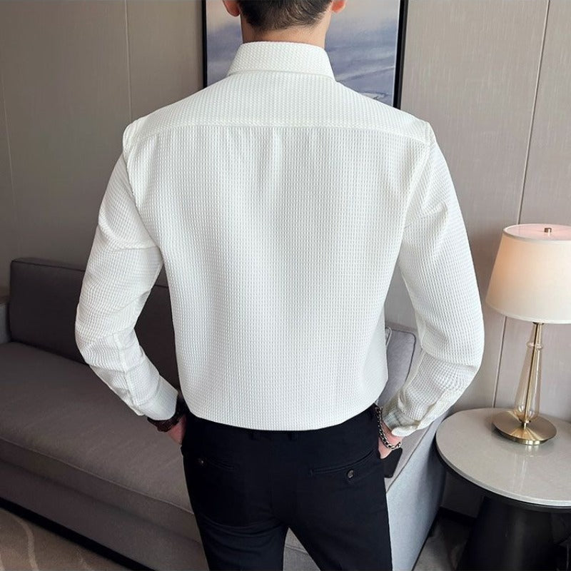 Allsidig strukturert polyester herreskjorte, ideell som business casual eller fritidsskjorte. Komfortabel.