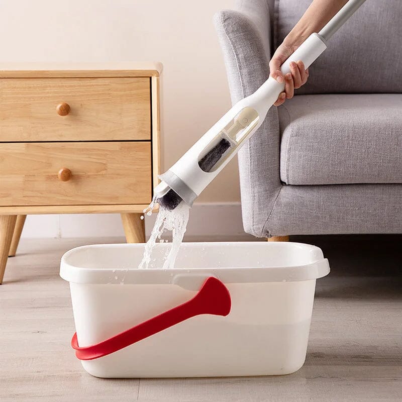 "Superabsorberende sommerfuglmopp med hvitt svamphode og lettklemmemekanisme for enkel og effektiv gulvrengjøring."