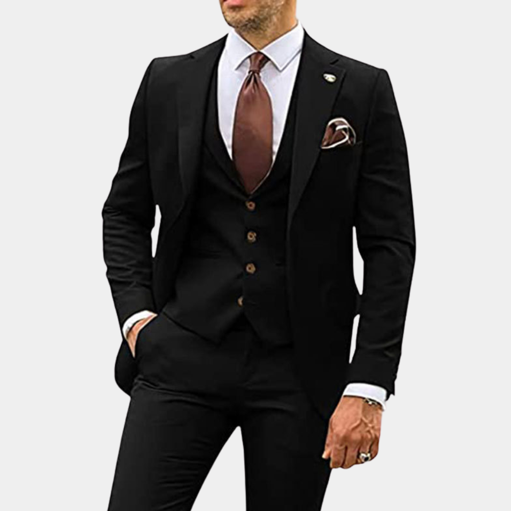 Svart, 3-delt formelt sommertøyssett for menn med blazer, vest og bukse, ideelt for elegante anledninger.