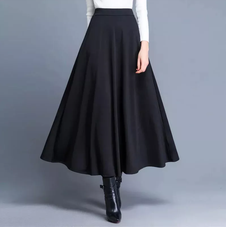 Styling av et elegant svart A-linje plissert skjørt, perfekt for en sofistikert look.