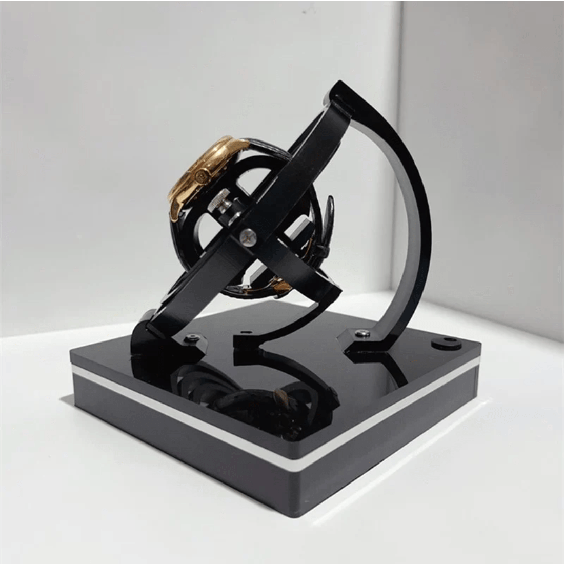 Stillegående automatisk klokkeopptrekker. Elegant oppbevaring og display for verdifulle mekaniske klokker.