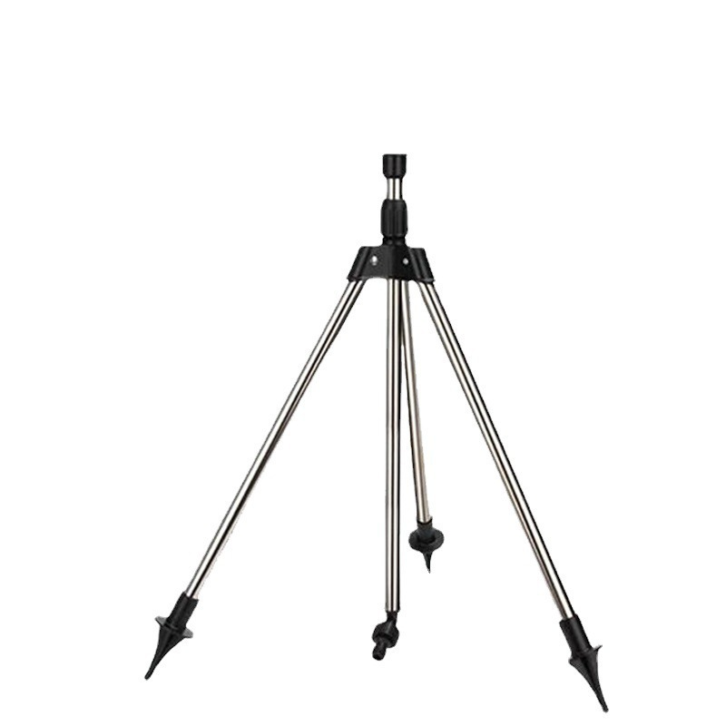 Robust automatisk hagevanninger i svart, roterende 360°. Justerbar for optimal og effektiv plen vanning.