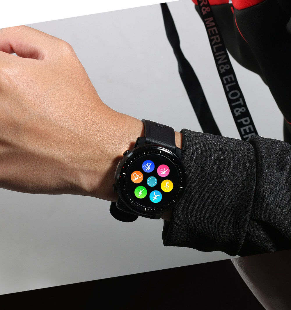 Svart herre smartklokke i profesjonell setting. Fitness tracker og helseovervåkning for menn. Elegant og funksjonell.