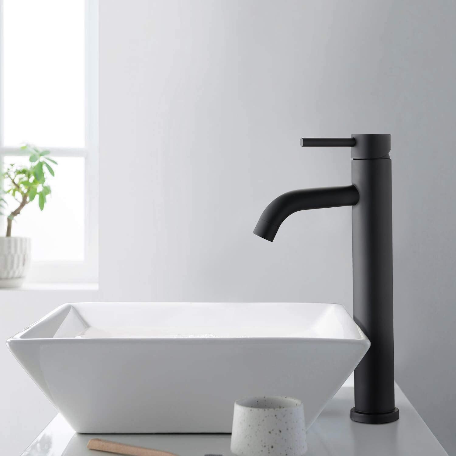 Moderne kaldtvannskran for vask, svart. Elegant baderomskran med enkelt håndtak, dekkmontert for stilrent bad.