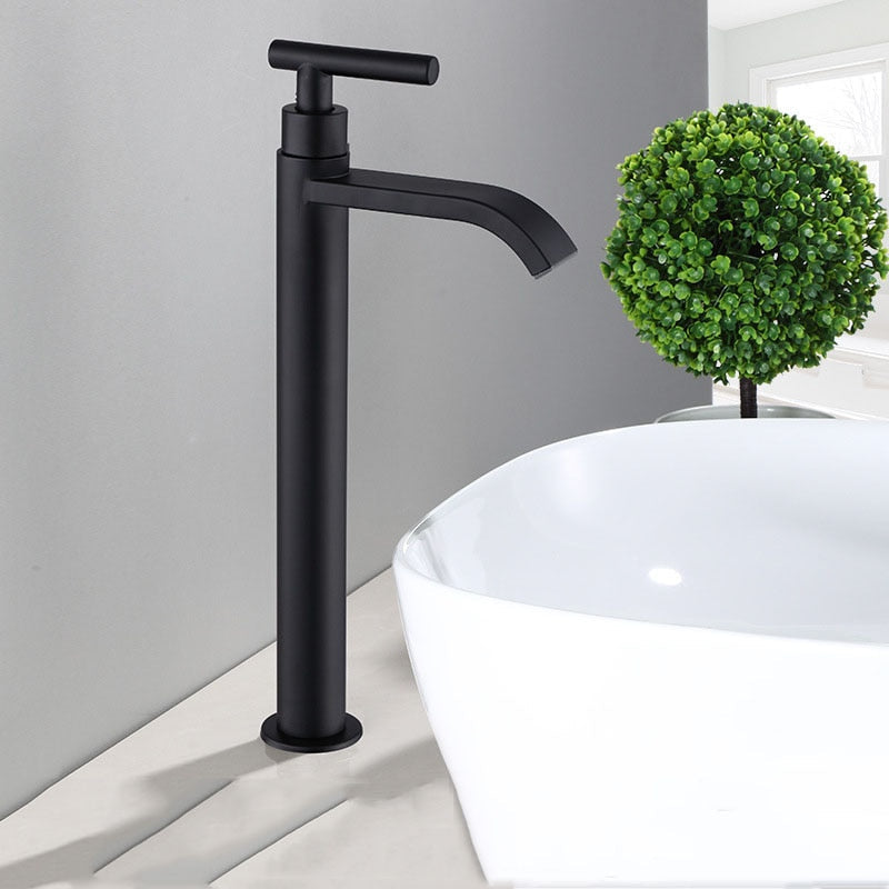 Stilren svart kaldtvannskran til baderomsvask. Designkran med enkelt håndtak, perfekt for moderne baderomsinnredning.