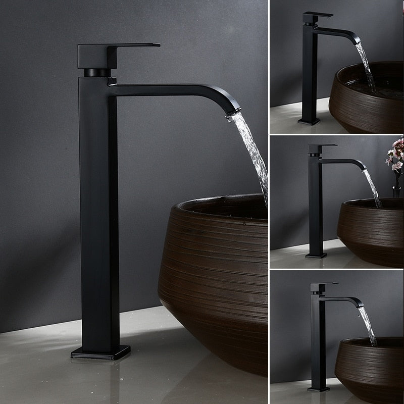 Enkel montering for denne dekkmonterte svarte kaldtvannskranen. Moderne vaskekran med elegant enkelt håndtak design.
