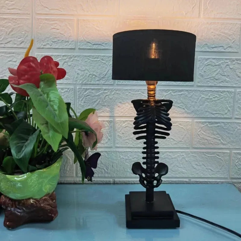 Moderne gotisk bordlampe, oppladbar, ideell for fleksibel belysning i soverom og stue. Dekorativt blikkfang.