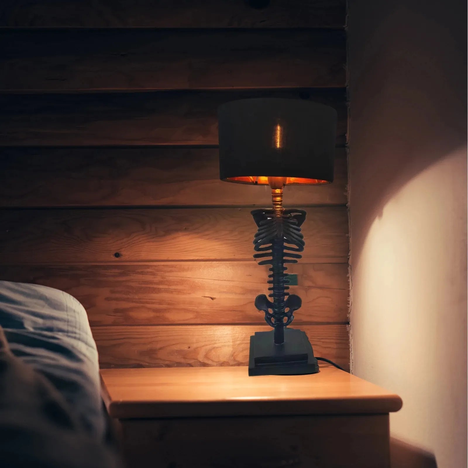 Svart oppladbar bordlampe i gotisk stil. USB-lading. Skaper varm, dekorativ stemning i ethvert rom.