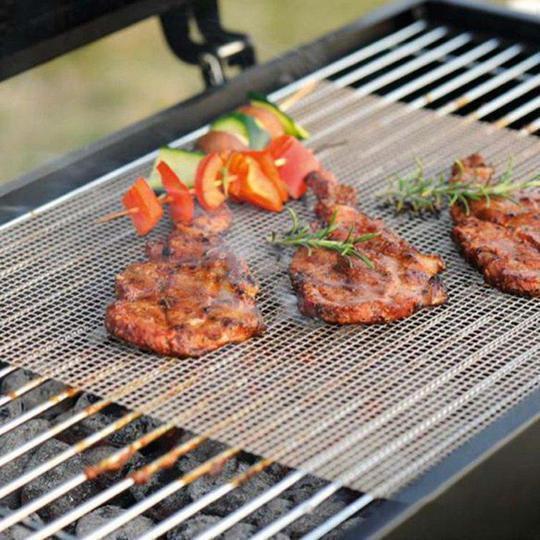 "Svart premium grillmatte 40x33cm, varmebestandig og lett å rengjøre, beskytter mot mat som faller gjennom grillen."