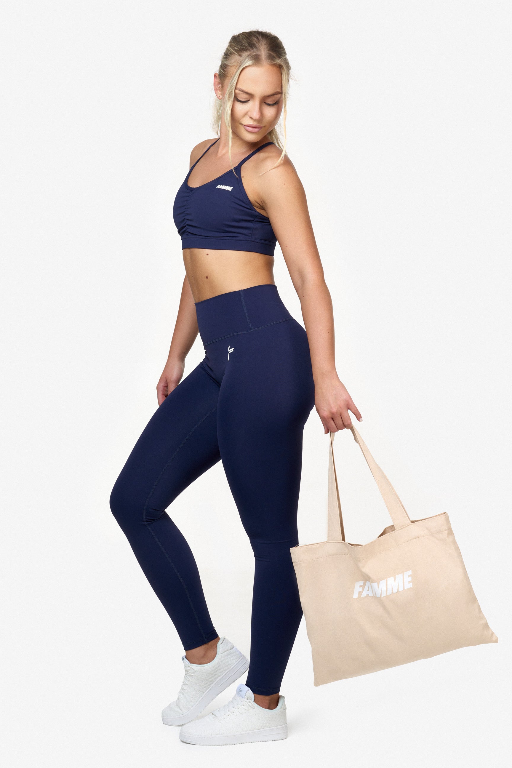 "Svart scrunch-effekt leggings med høyt liv for optimal passform og komfort under trening, sett på modell."
