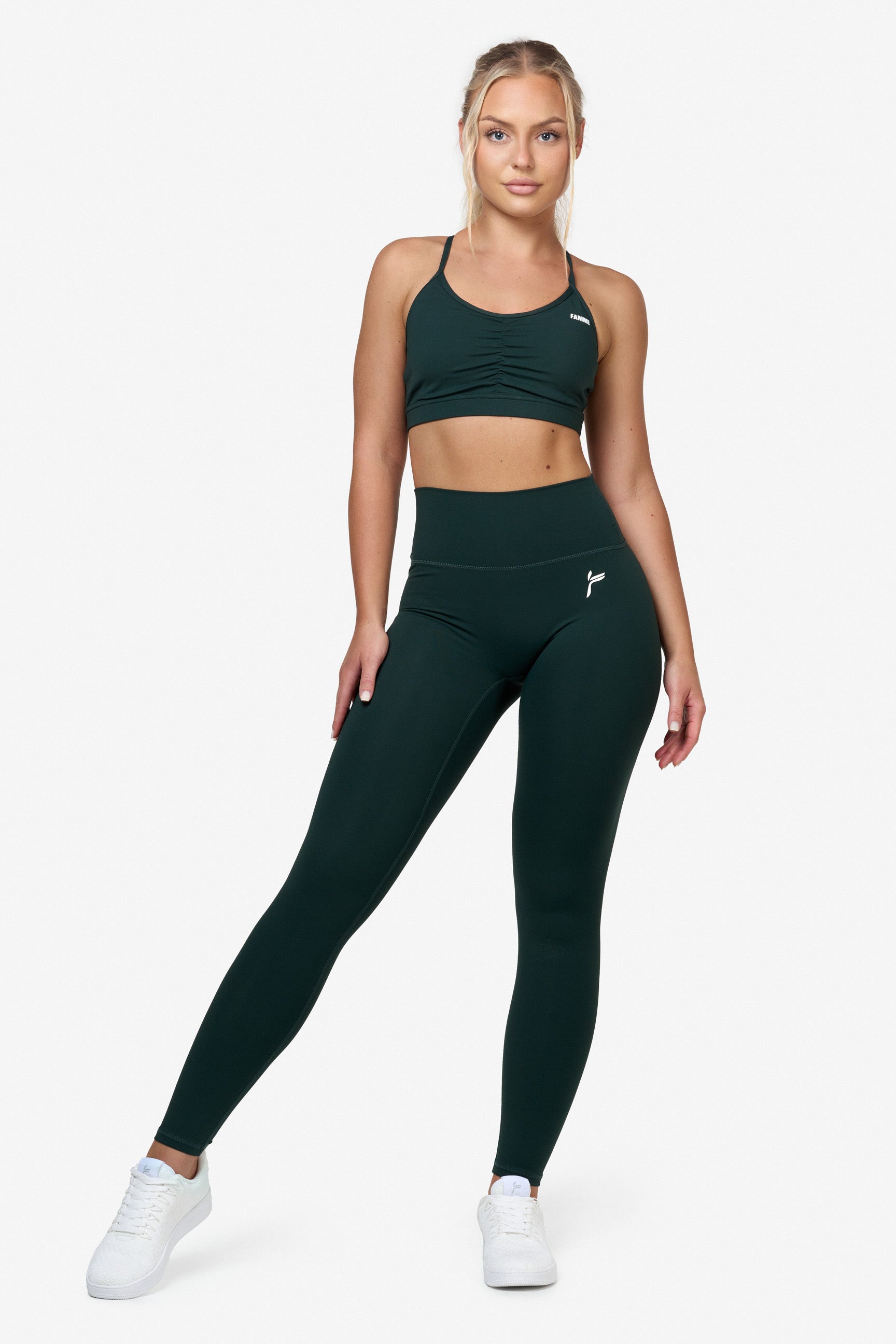 "Svart scrunch-effekt leggings med høyt liv for optimal passform og komfort under trening, sett på modell."