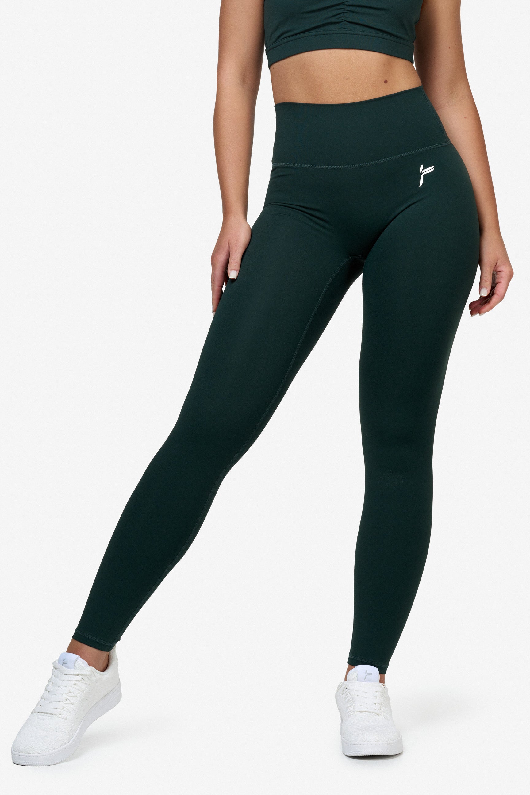 "Svart scrunch-effekt leggings med høyt liv for optimal passform og komfort under trening, sett på modell."