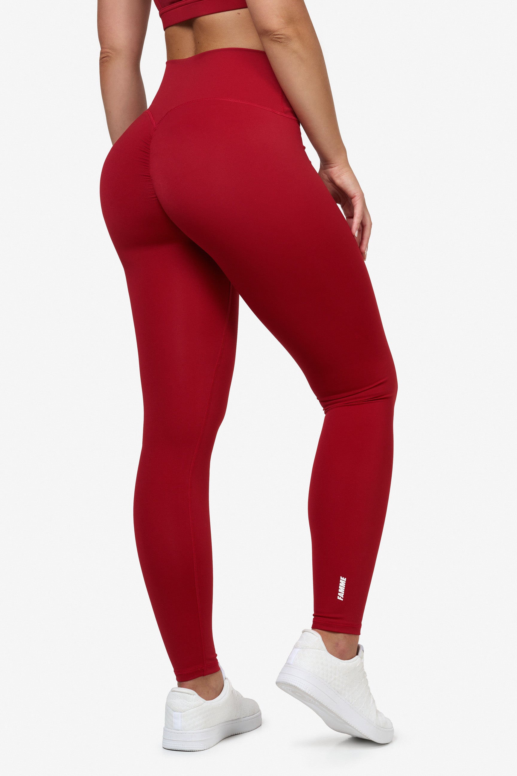 "Svart scrunch-effekt leggings med høyt liv for optimal passform og komfort under trening, sett på modell."