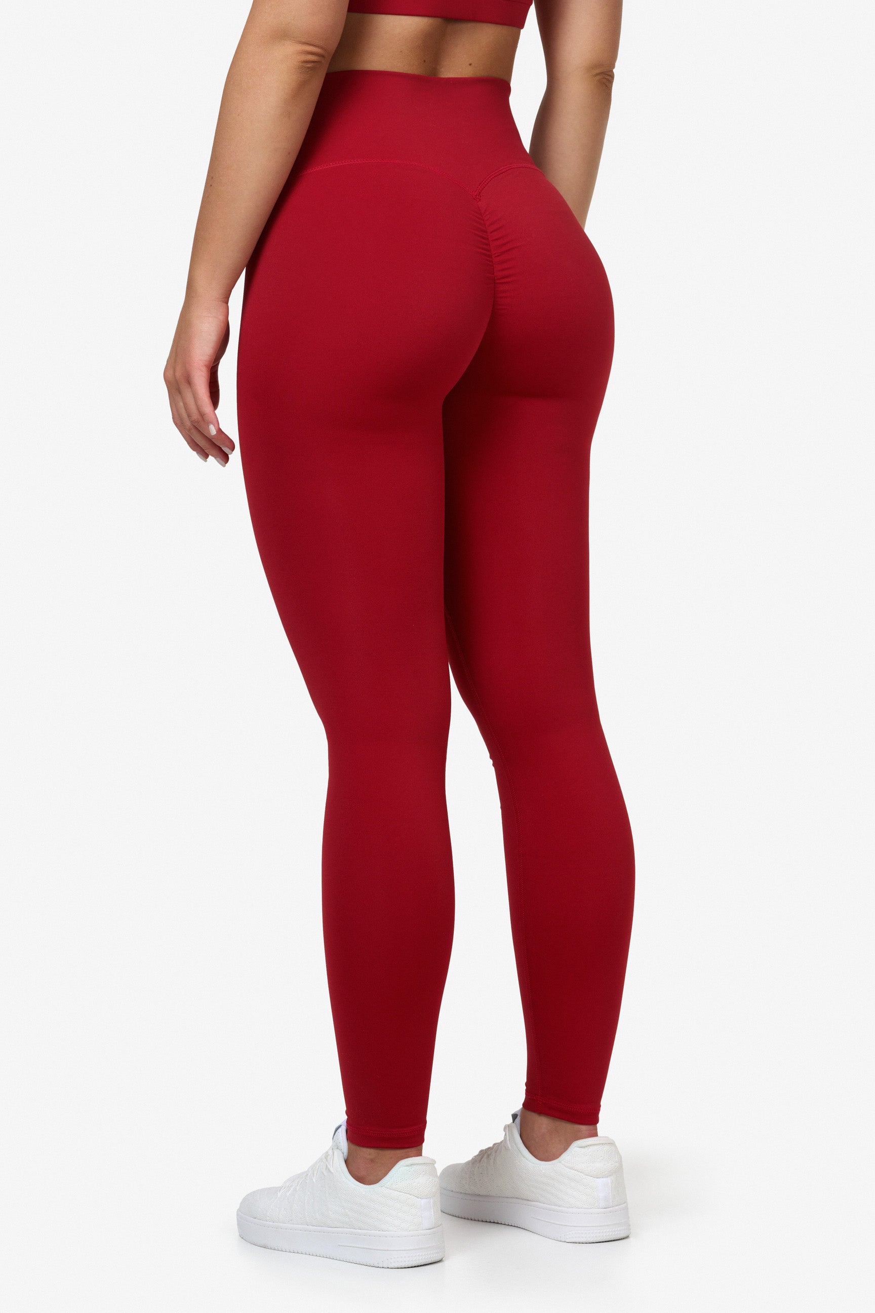 "Svart scrunch-effekt leggings med høyt liv for optimal passform og komfort under trening, sett på modell."