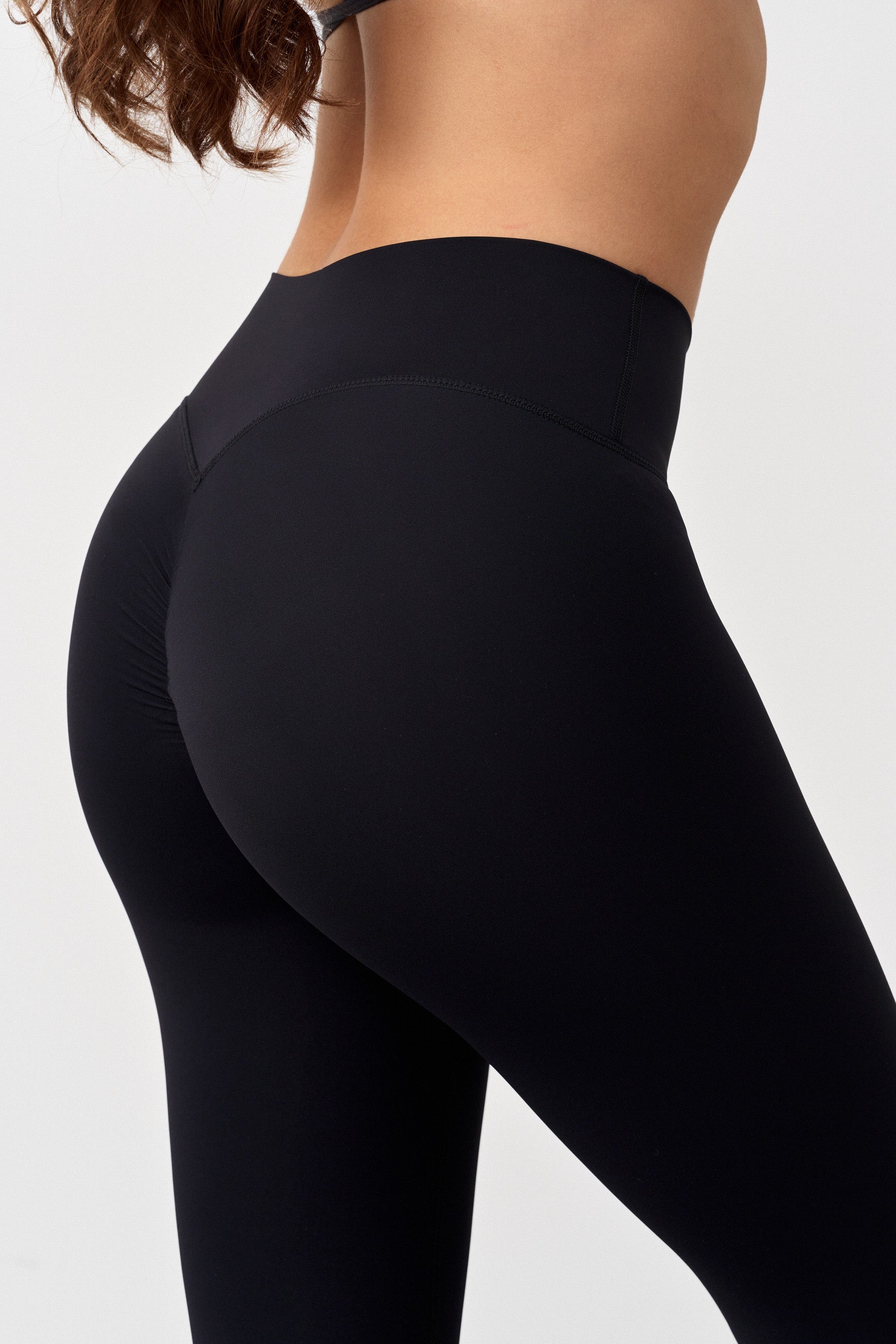 "Svart scrunch-effekt leggings med høyt liv for optimal passform og komfort under trening, sett på modell."