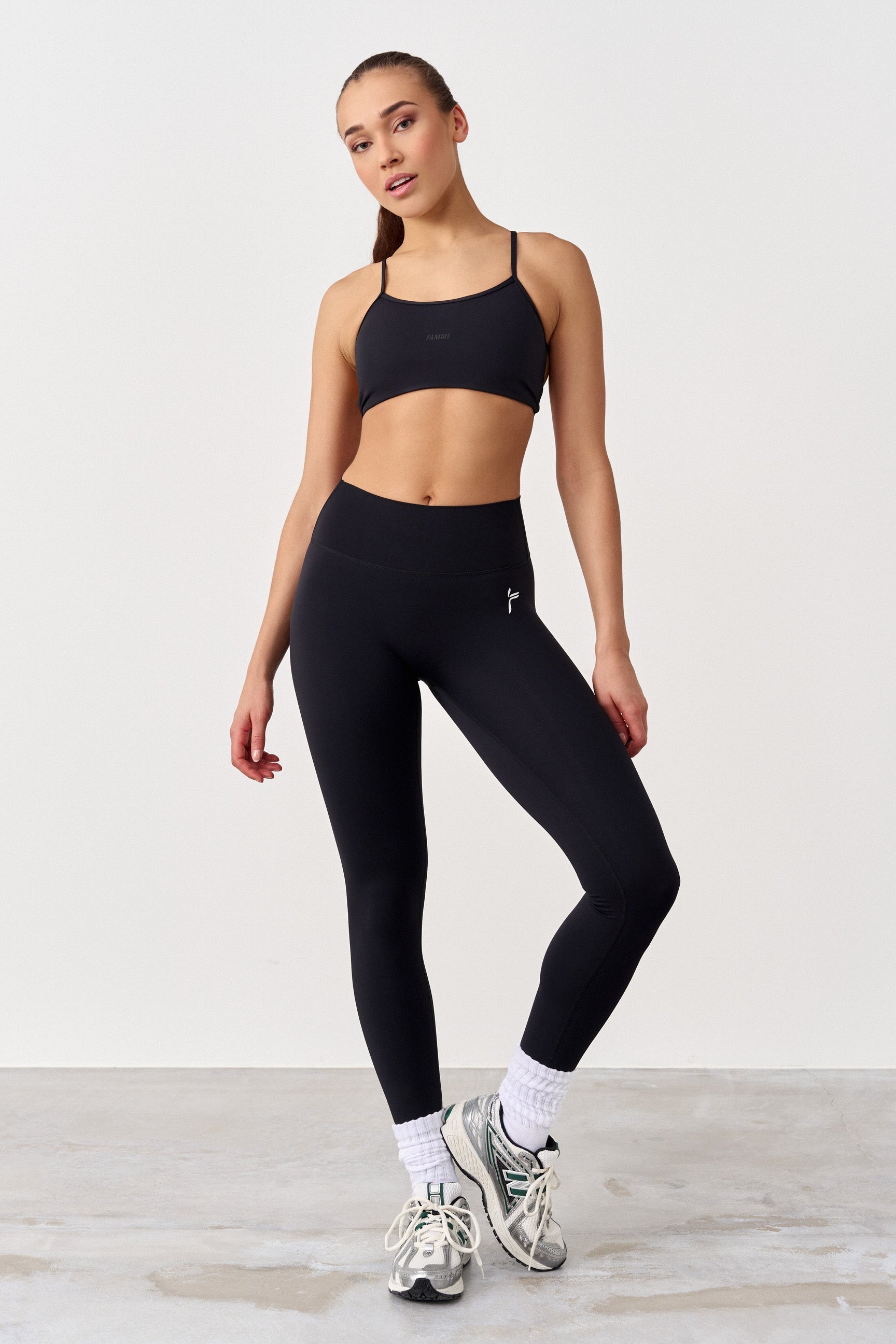"Svart scrunch-effekt leggings med høyt liv for optimal passform og komfort under trening, sett på modell."