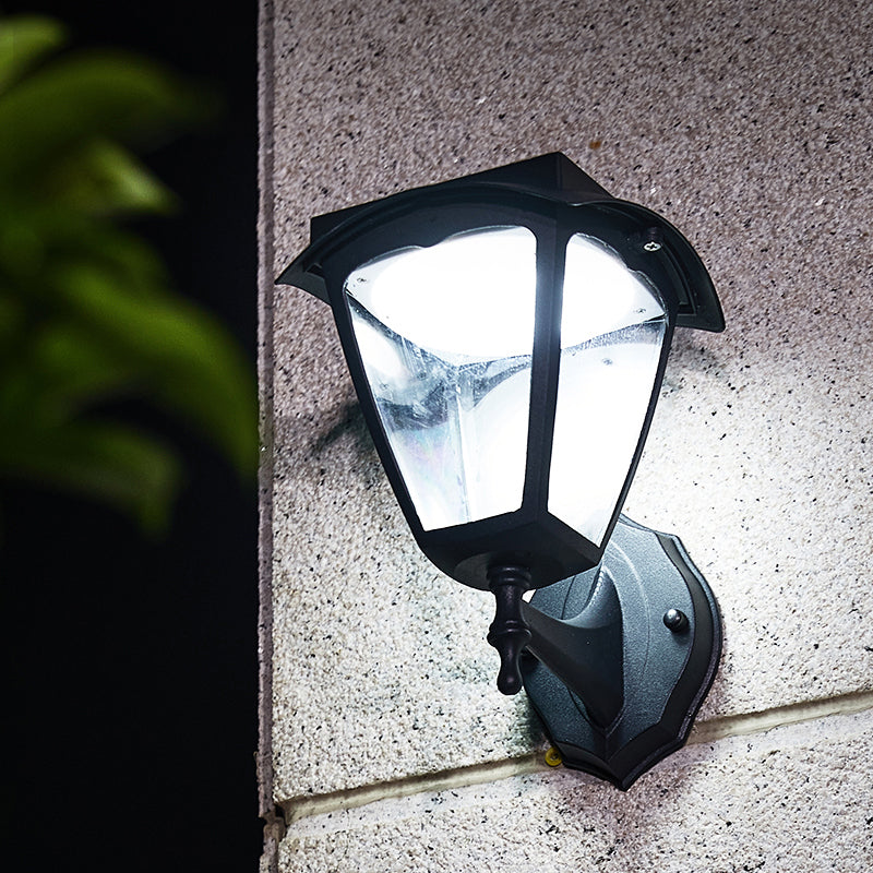 "Svart trapesformet LED solcelledrevet vegglampe for utendørs bruk, stilfull og energieffektiv belysning til hager."