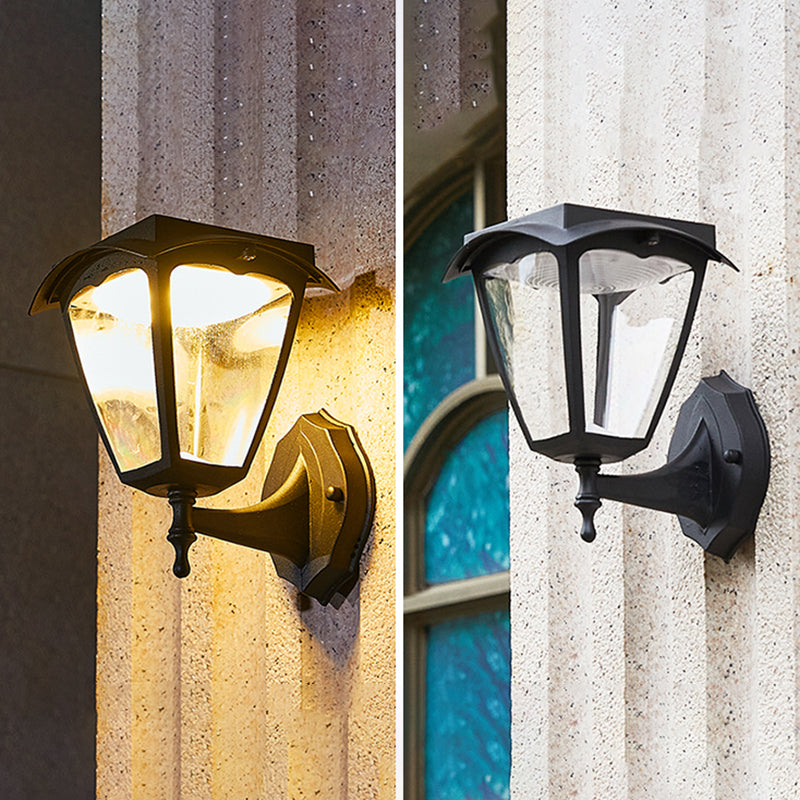 "Svart trapesformet LED solcelledrevet vegglampe for utendørs bruk, stilfull og energieffektiv belysning til hager."