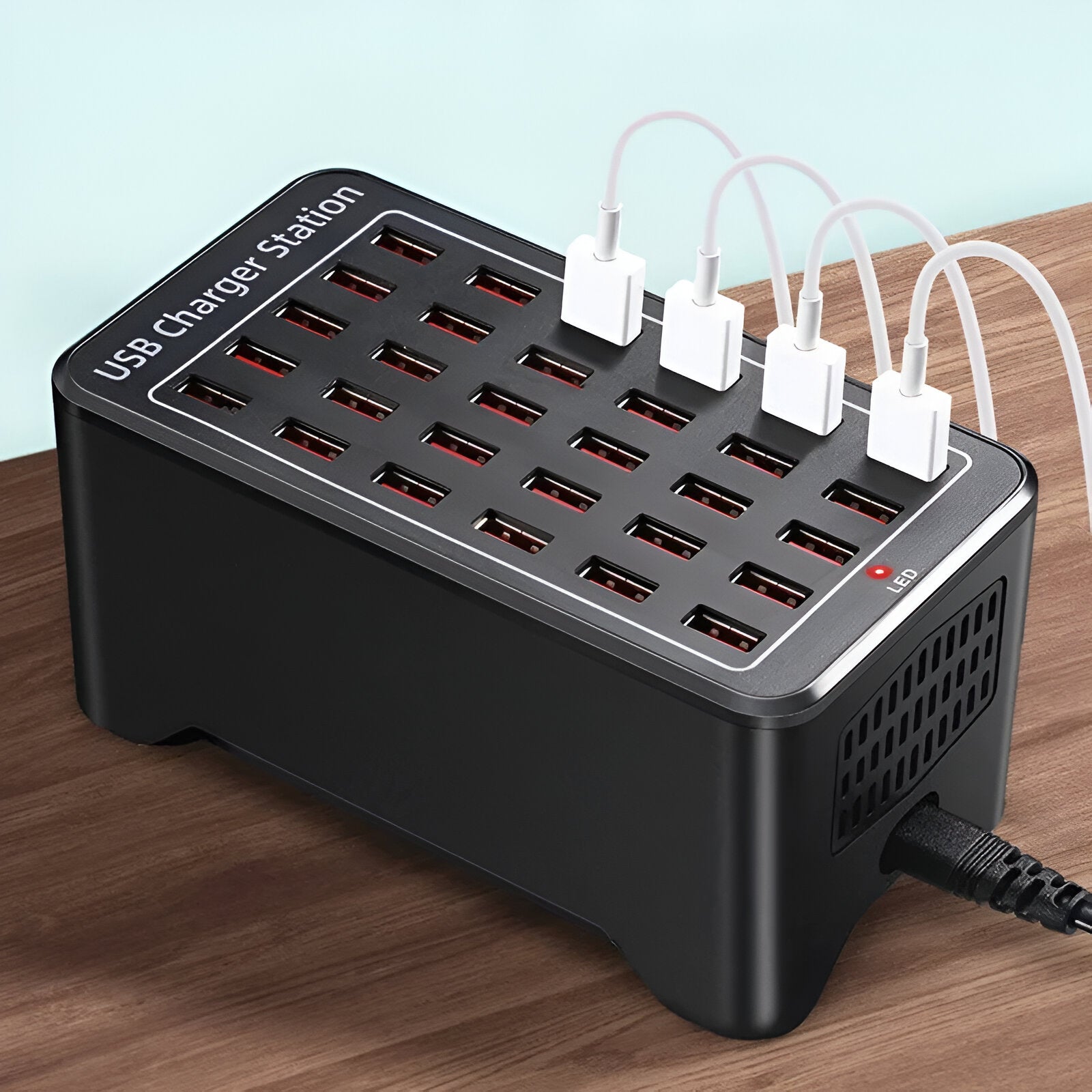 Nærbilde av sort flerlader/ladestasjon med 30 USB-porter, ideell for organisert lading av gadgets.