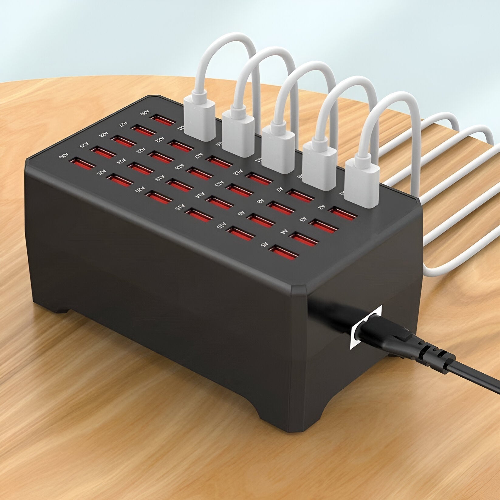 Fleksibel USB-ladestasjon i svart for opptil 30 enheter, 150W effekt, essensielt kontorutstyr.