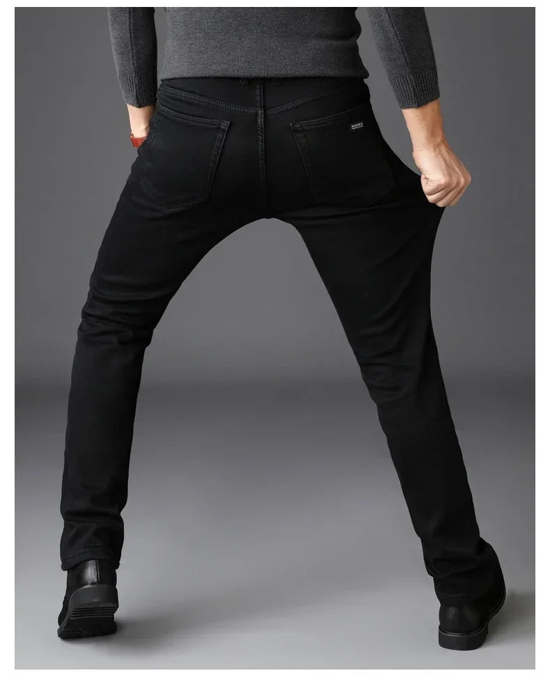 Komfortable svarte bikerjeans for herre med stretch. Ideell for hverdags og urban stil.