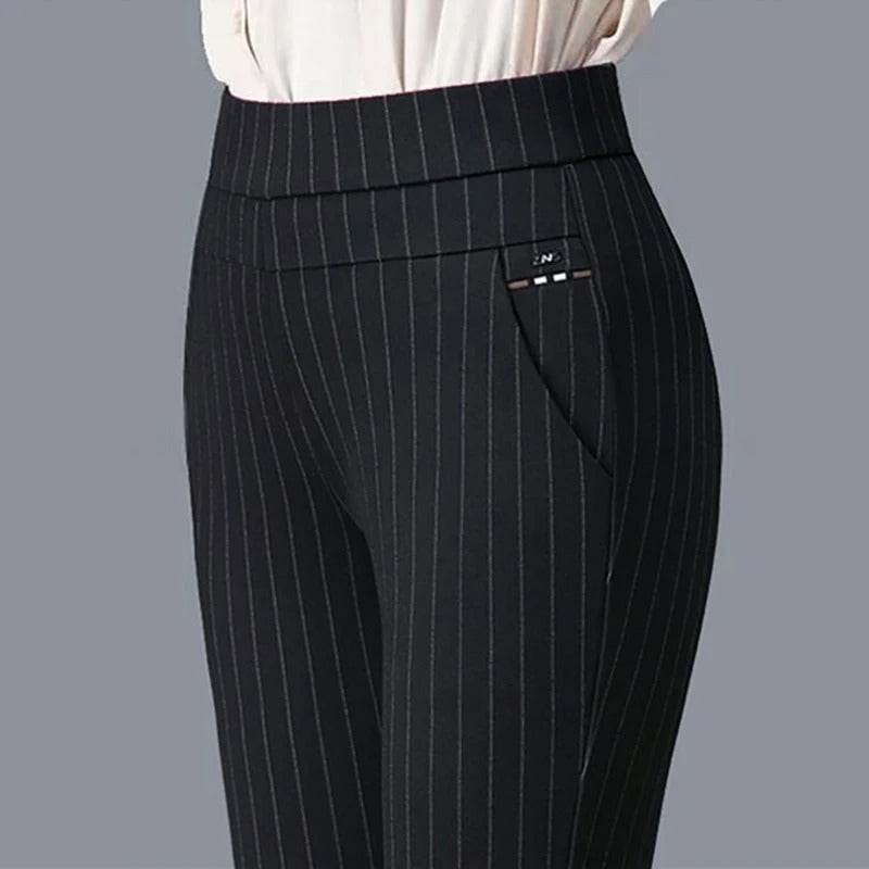 Slim Fit Vinterbukser til dame i svart; trendy og komfortable bukser egnet for hverdag og vinterbruk.